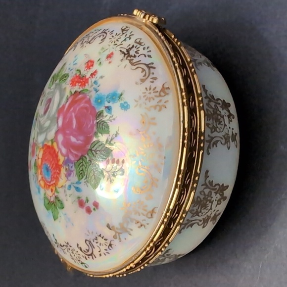 Vintage Floral Hand-painted Small Round Lidded Porcelain Trinket Box. - Picture 2 of 9